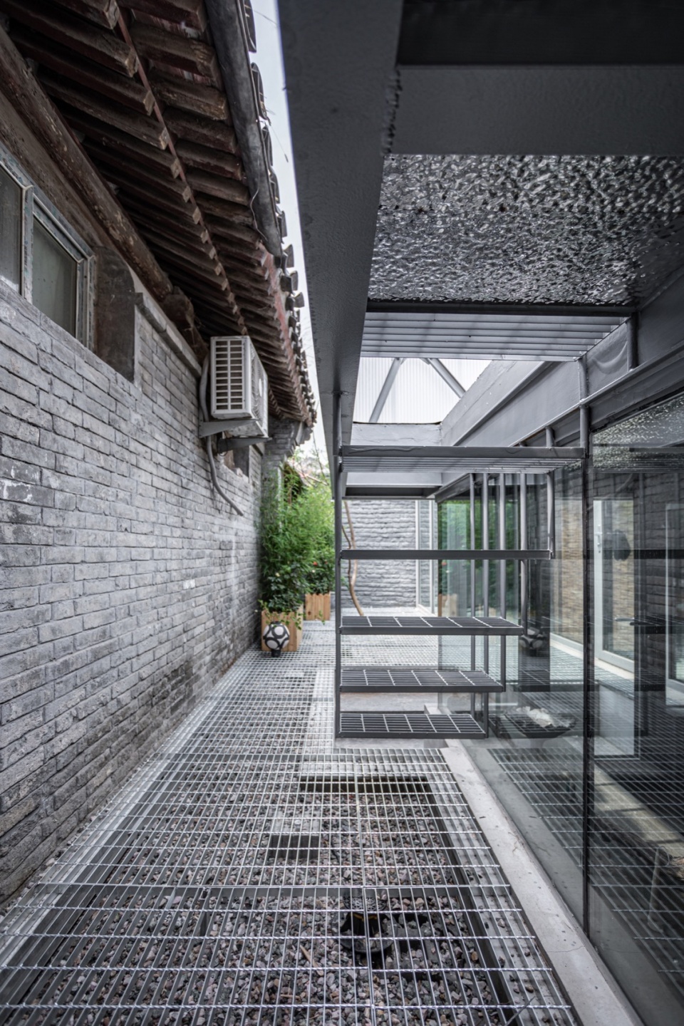 Carrying pole House by Atelier KAI Architectes