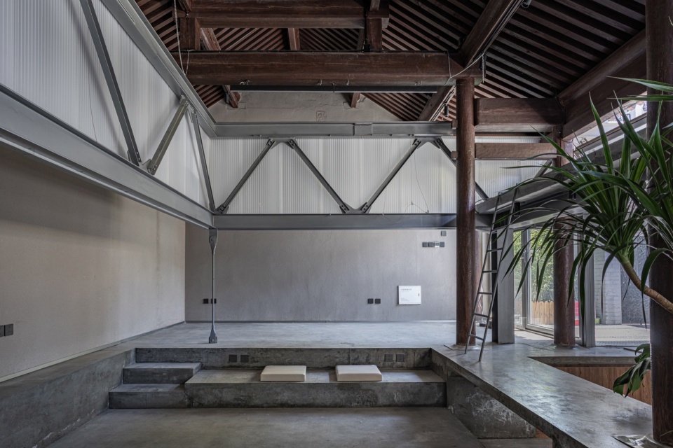 Carrying pole House by Atelier KAI Architectes