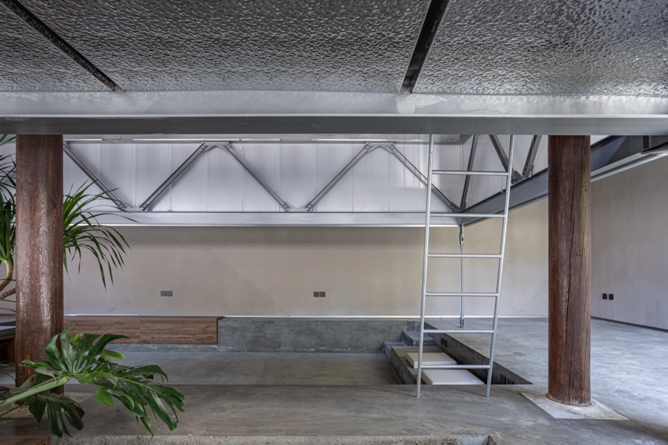 Carrying pole House by Atelier KAI Architectes