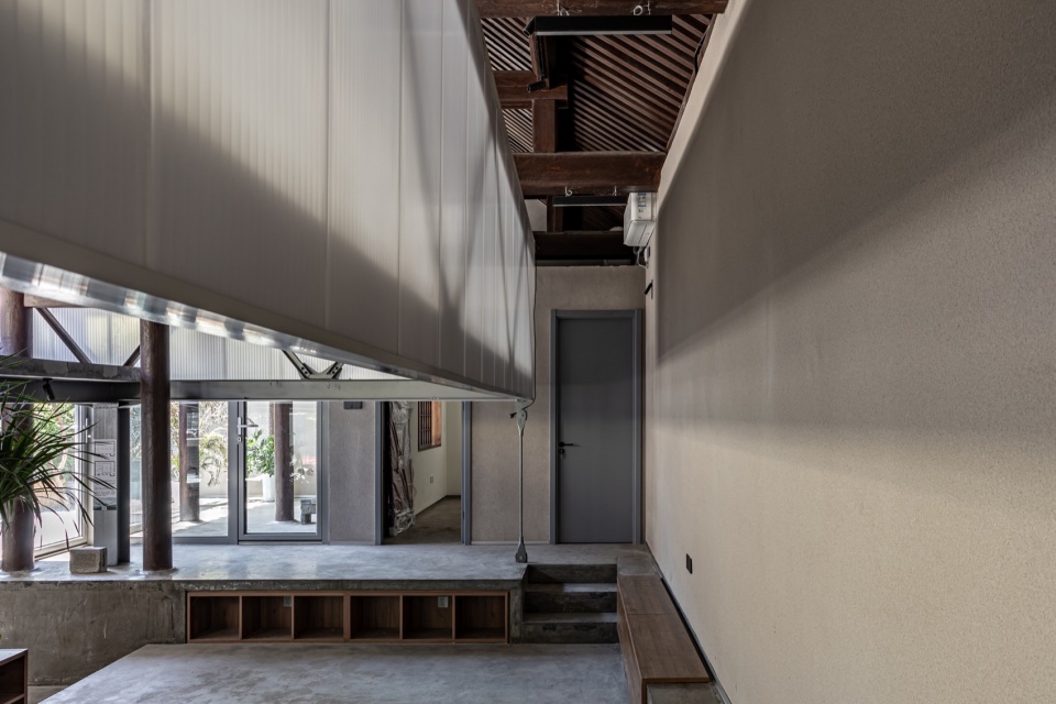 Carrying pole House by Atelier KAI Architectes