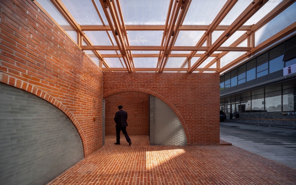 Red Brick Public Toilet on Liuba Old Street by Shulin Architecture