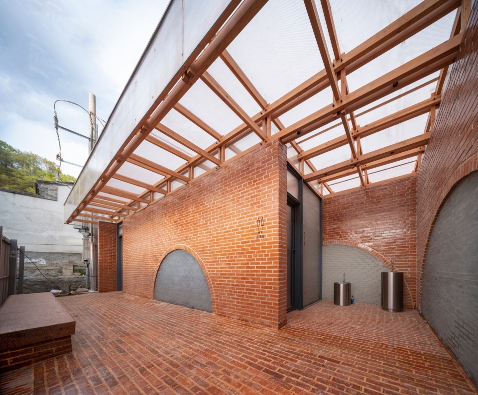 Red Brick Public Toilet on Liuba Old Street by Shulin Architecture
