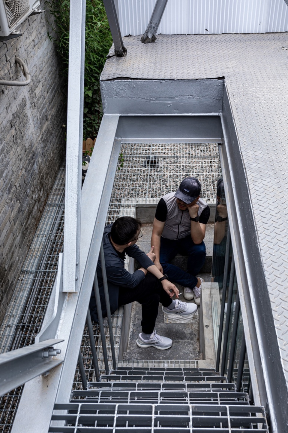 Carrying pole House by Atelier KAI Architectes