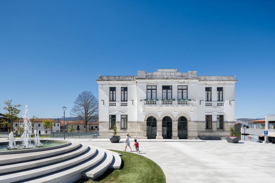 Requalificacao da Praca do Municipio de Ribeira de Pena by AXR Arquitetura e Design