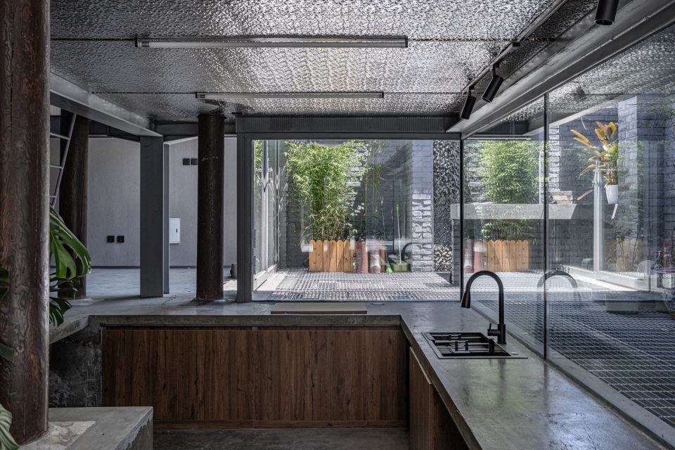 Carrying pole House by Atelier KAI Architectes