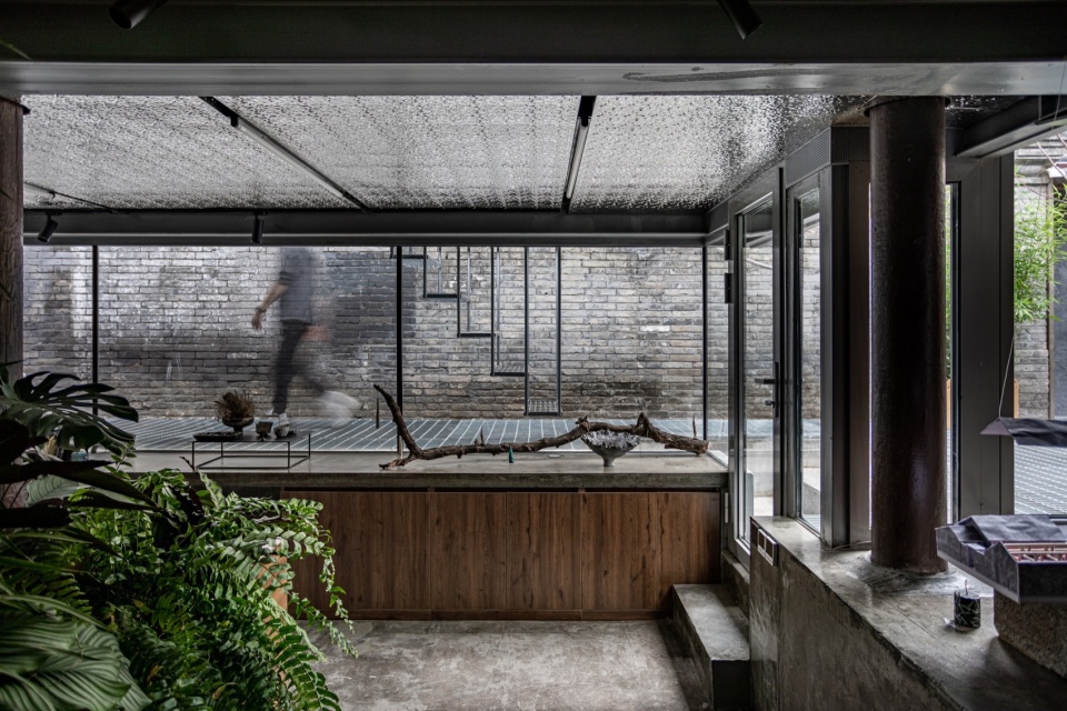 Carrying pole House by Atelier KAI Architectes