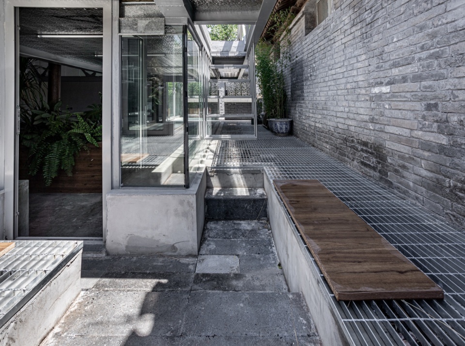 Carrying pole House by Atelier KAI Architectes