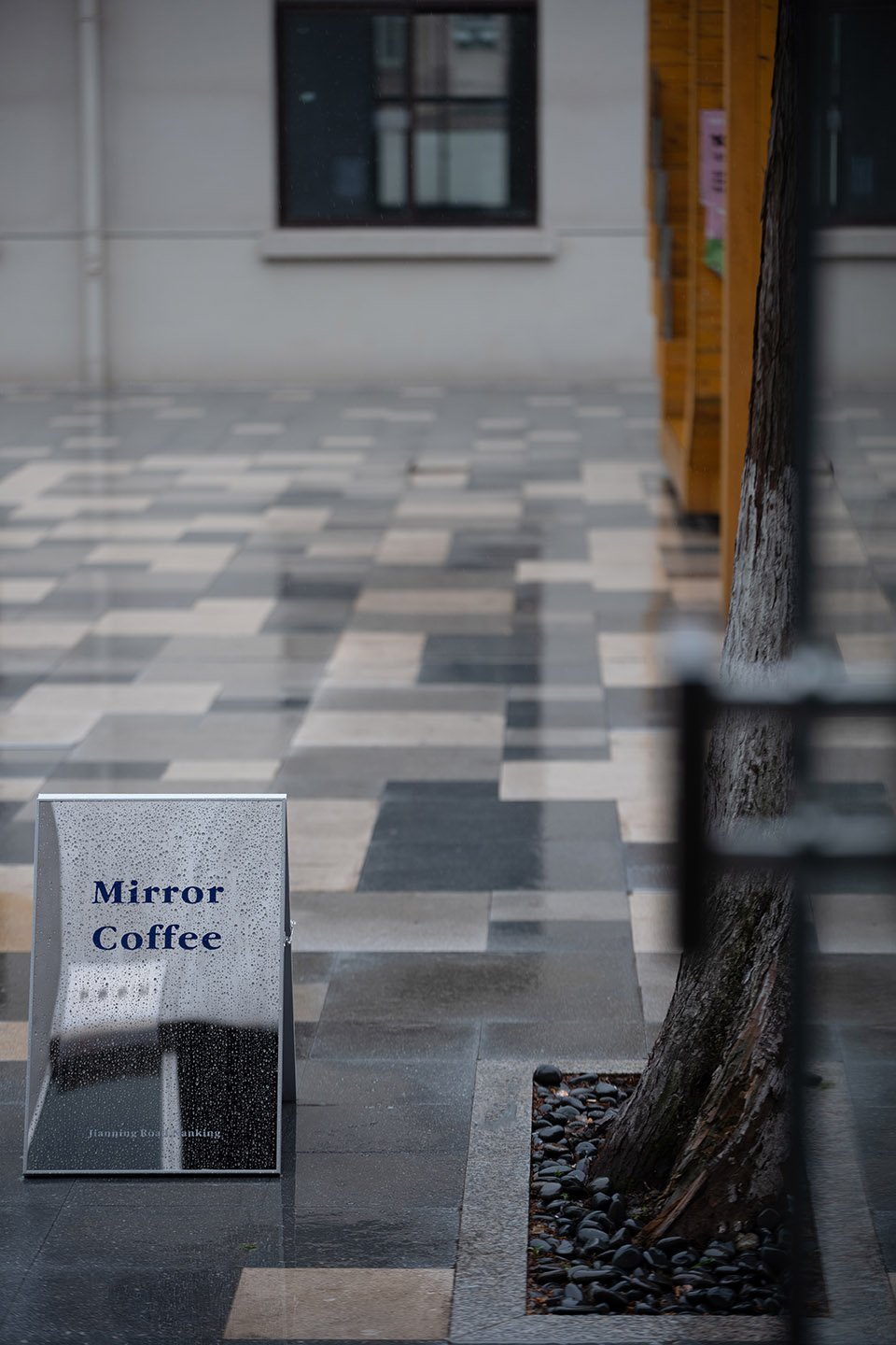 mirror coffee shop by nanjing ziquan architectural design
