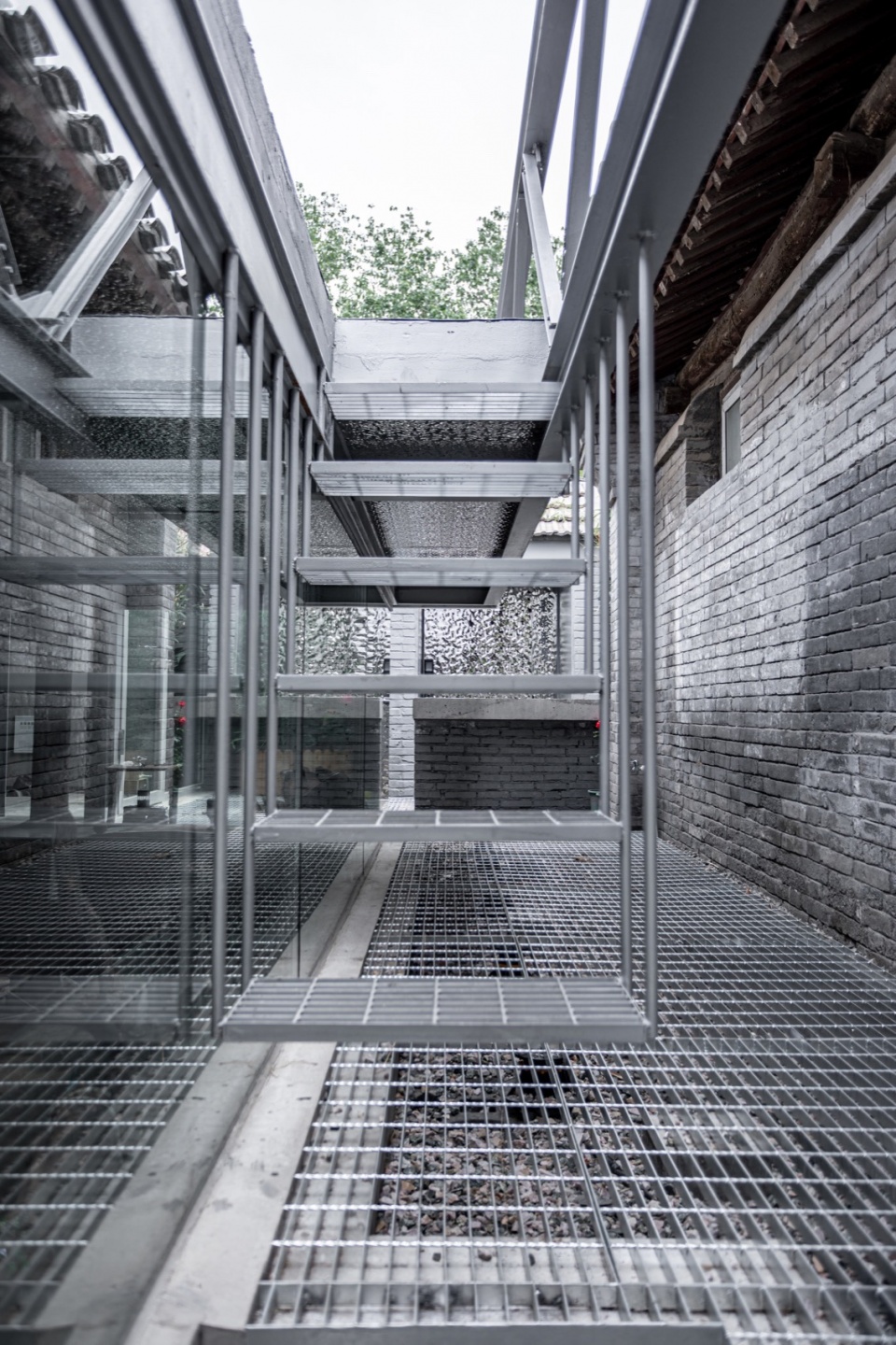 Carrying pole House by Atelier KAI Architectes