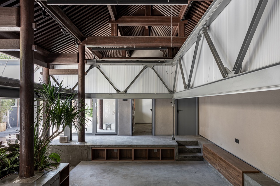 Carrying pole House by Atelier KAI Architectes