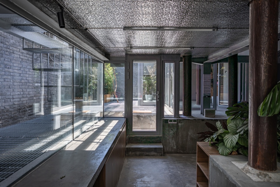 Carrying pole House by Atelier KAI Architectes
