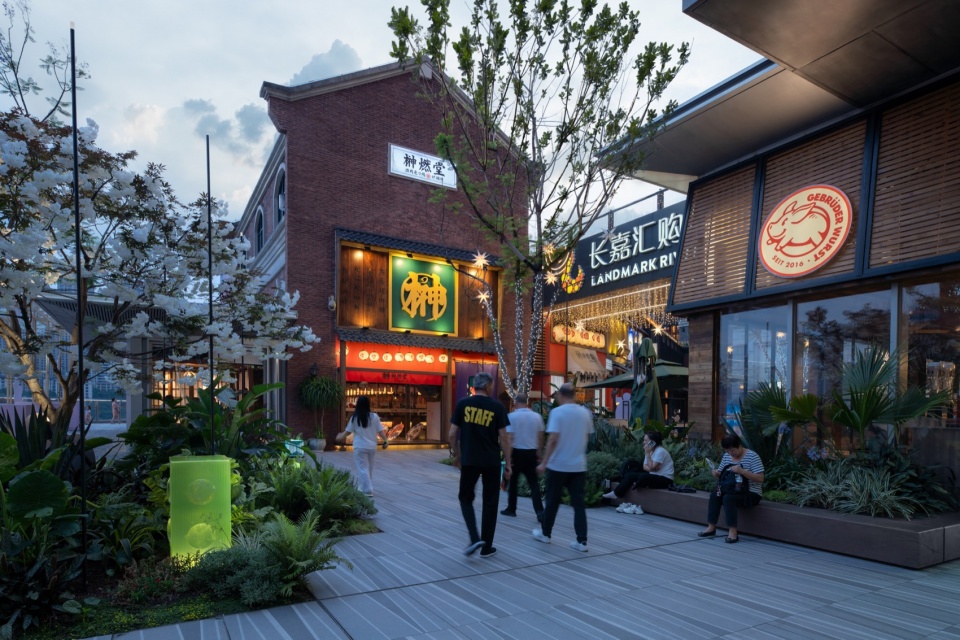 CHONGQING LANDMARK RIVERSIDE PARK RESTAURANTBAR STREET LANDSCAPE ENHANCEMENT