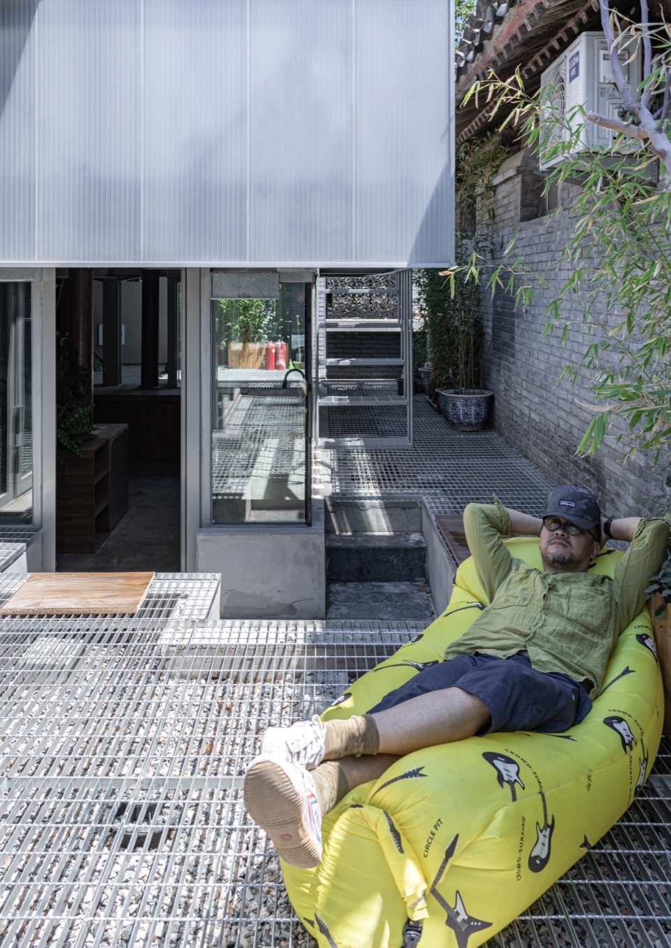 Carrying pole House by Atelier KAI Architectes