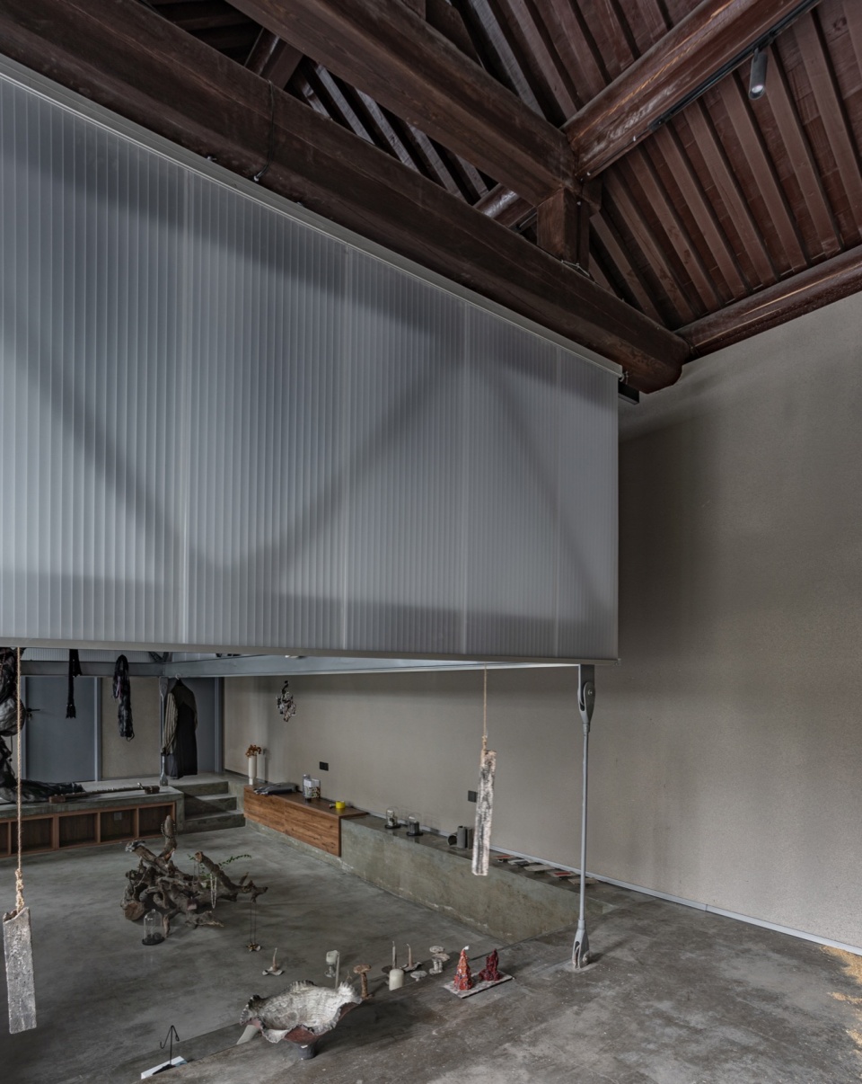 Carrying pole House by Atelier KAI Architectes