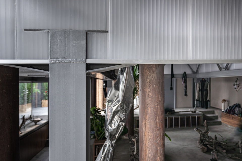 Carrying pole House by Atelier KAI Architectes