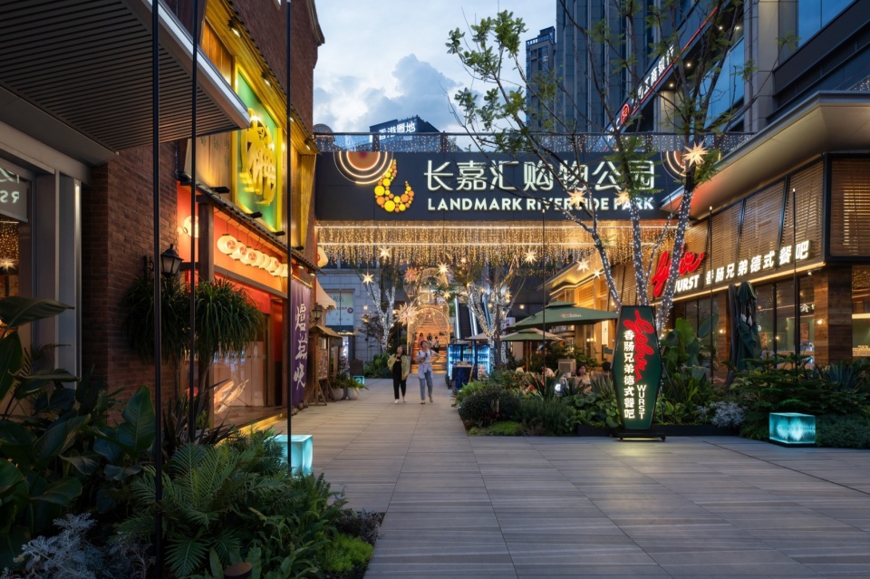 CHONGQING LANDMARK RIVERSIDE PARK RESTAURANTBAR STREET LANDSCAPE ENHANCEMENT