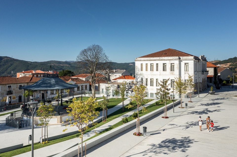 Requalificacao da Praca do Municipio de Ribeira de Pena by AXR Arquitetura e Design wxw