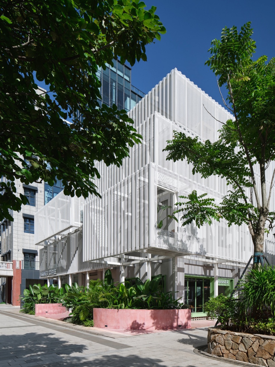 绿植掩映的白房子 White building filled with vegetation ©刘章悦
