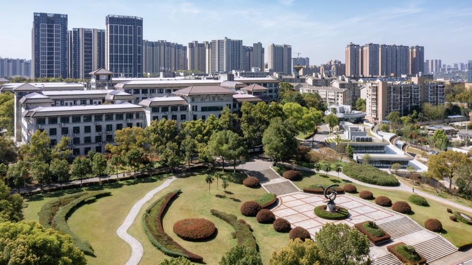 一座看似开放却又隐藏在原有坡地中的图书馆©夏至 changsha nanya middle school