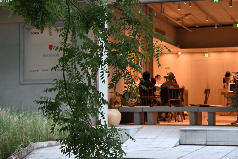 街道看座位区1(摄影:钟贺) love in cafe by zhz studio