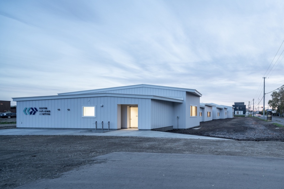 Iwatani Academy Dairy Farming IT Specialized School by Atelier MEME