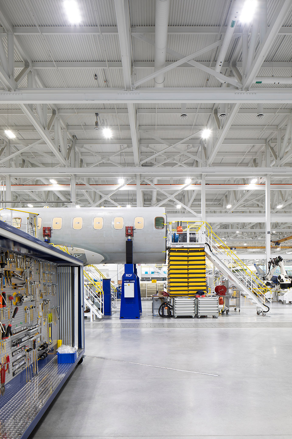 bombardier aircraft assembly centre by neuf architectes