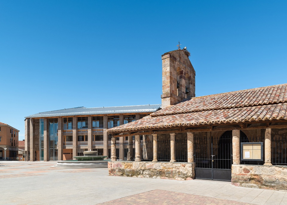 carbajosa de la sagrada cultural center by gabriel gallegos borges