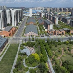 The kindergarten next to the old warehouses by URBANUS