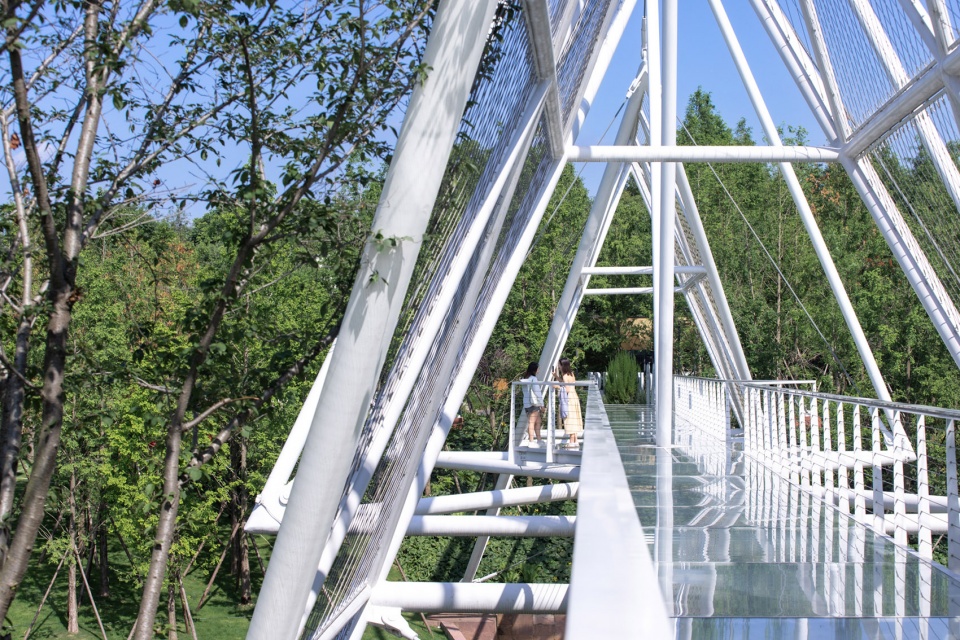 unarchitecte edenland pedestrian bridge in luxelakes by unarchitecte