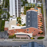 The kindergarten next to the old warehouses by URBANUS