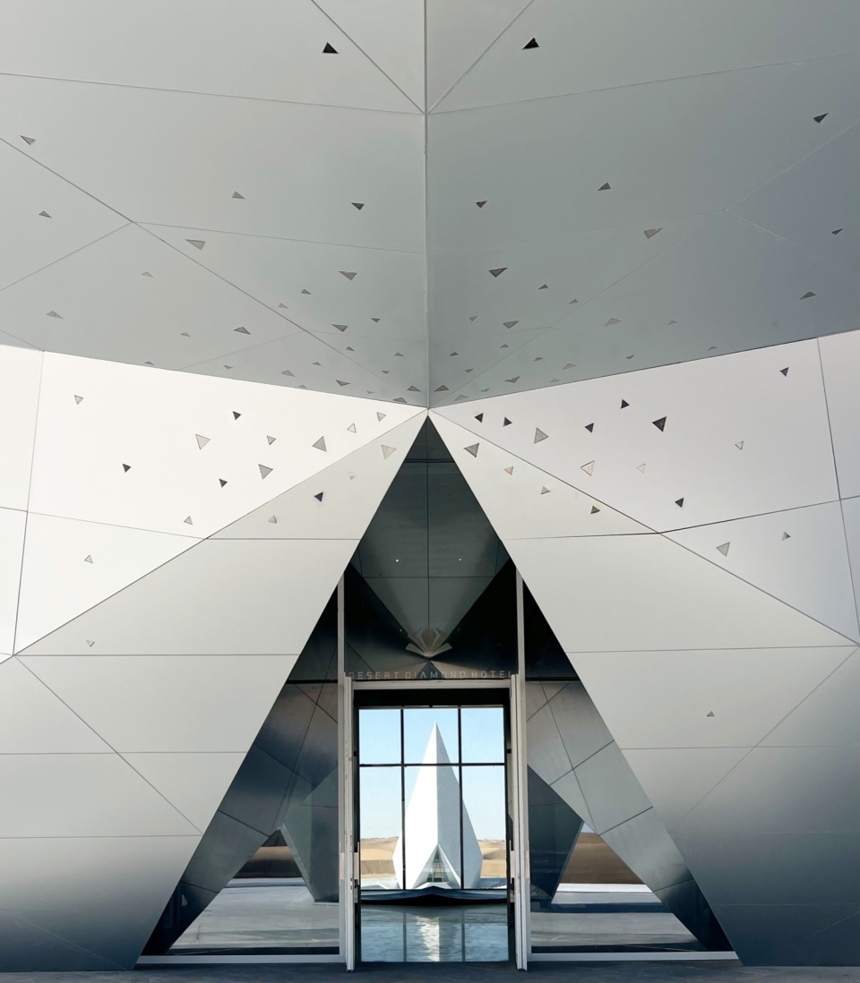 ZhongWei Desert Diamond Hotel by SHUISHI Micron Architects
