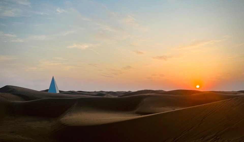 ZhongWei Desert Diamond Hotel by SHUISHI Micron Architects
