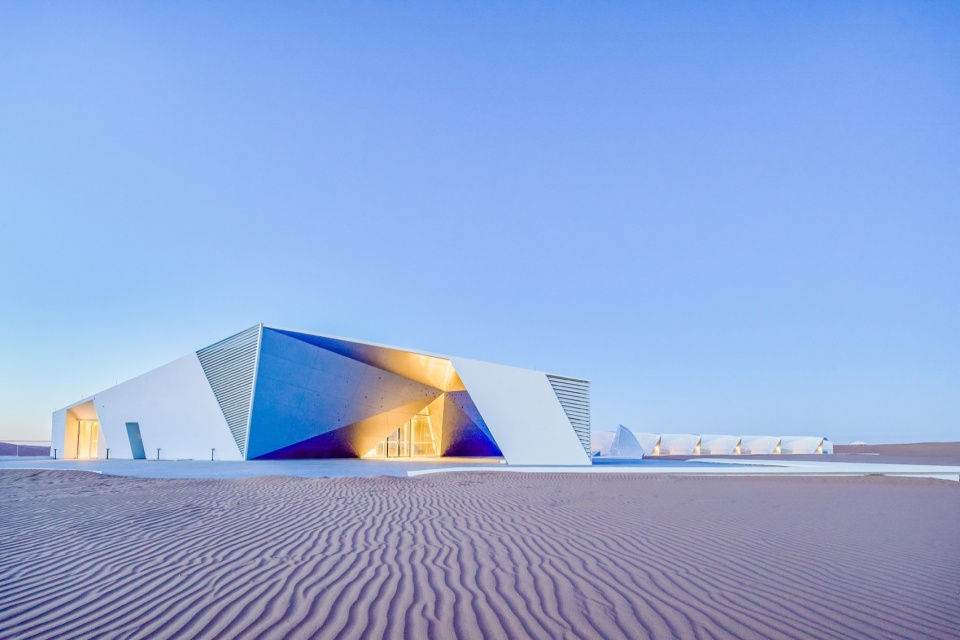 ZhongWei Desert Diamond Hotel by SHUISHI Micron Architects