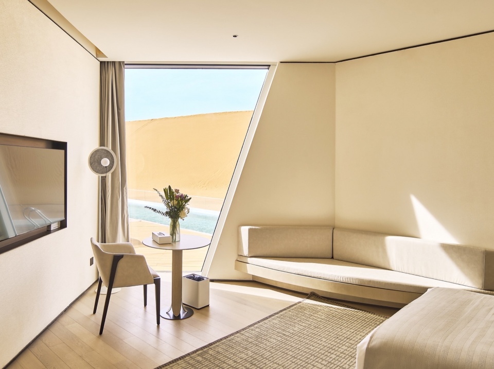 ZhongWei Desert Diamond Hotel by SHUISHI Micron Architects