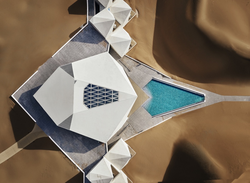 ZhongWei Desert Diamond Hotel by SHUISHI Micron Architects