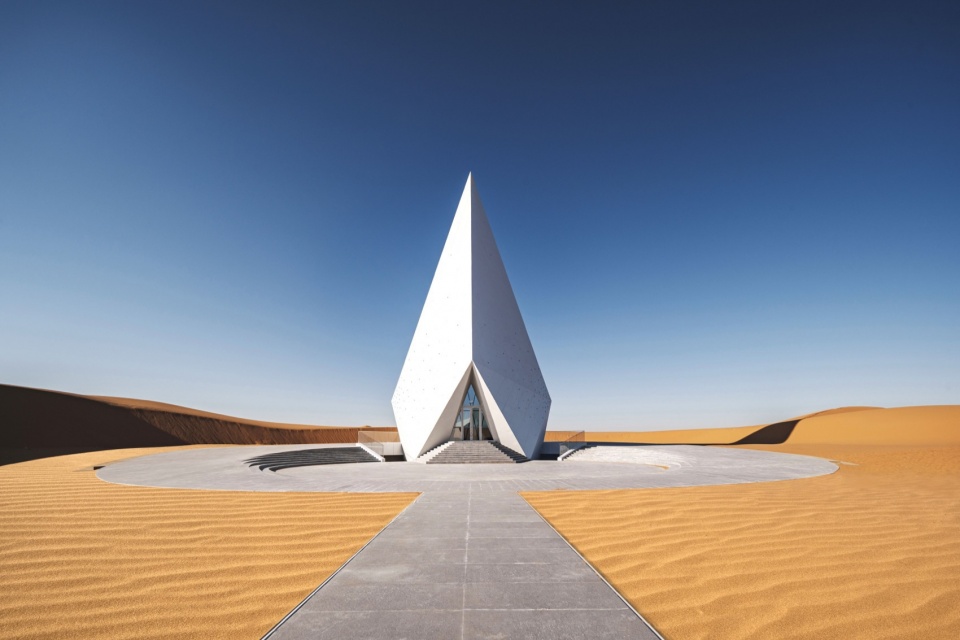 ZhongWei Desert Diamond Hotel by SHUISHI Micron Architects