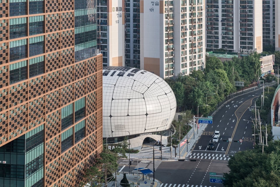 Seoul Robot AI Museum by Melike Altinisik Architects