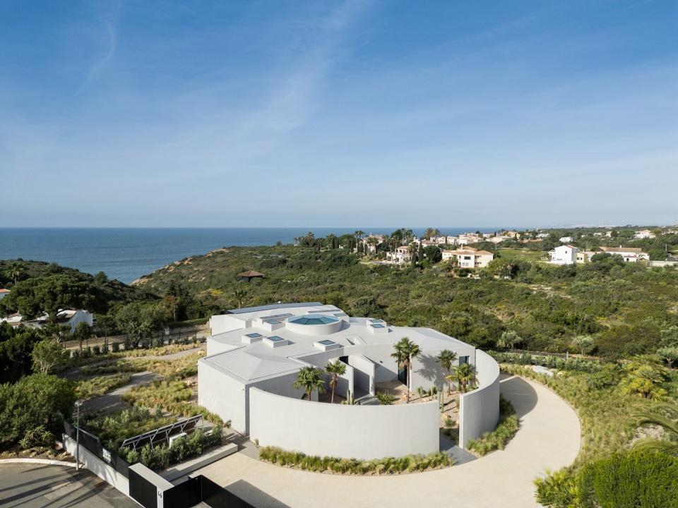 sky base one by bespoke architects