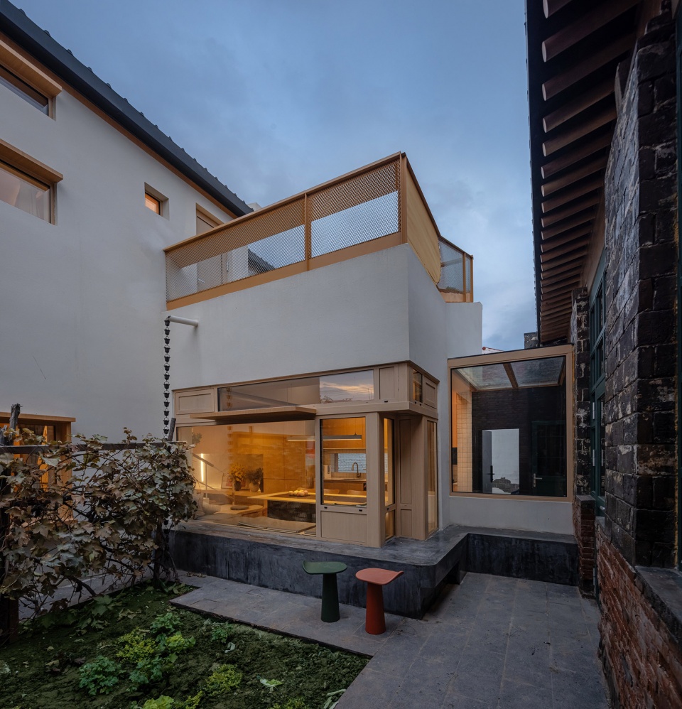 warm studio home by ao silent studio
