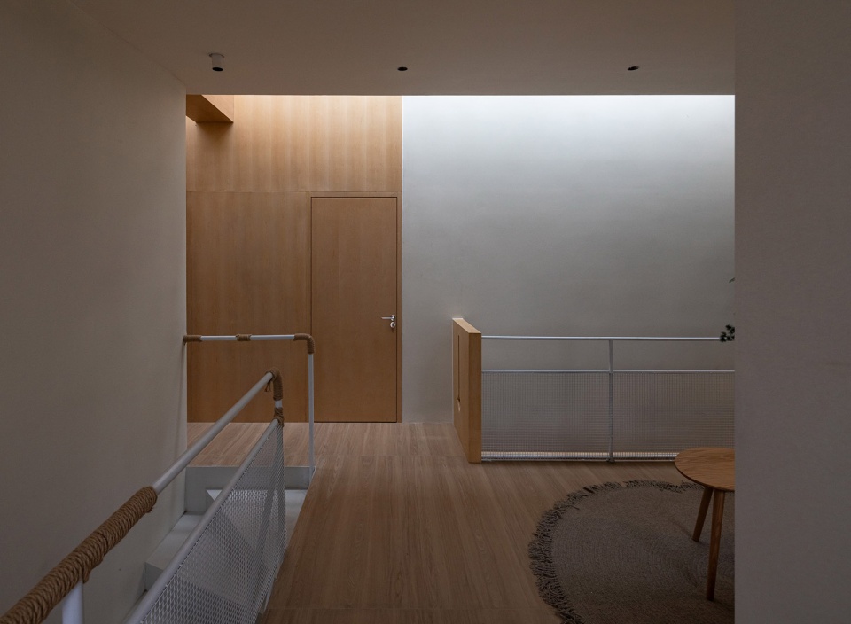 warm studio home by ao silent studio