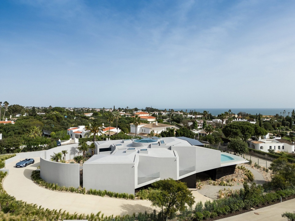 sky base one by bespoke architects