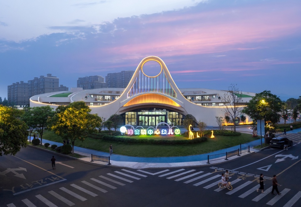 主入口夜景©文沛 central kindergarten