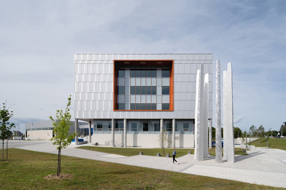 Two New High Schools by TLA UN NEUF