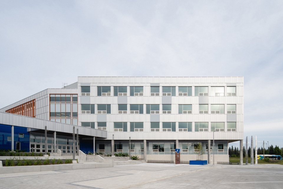 Two New High Schools by TLA UN NEUF 7yl