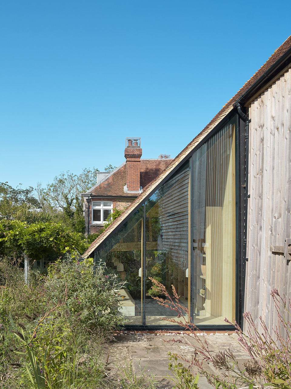 reworks 15th century barn by ashton porter architects
