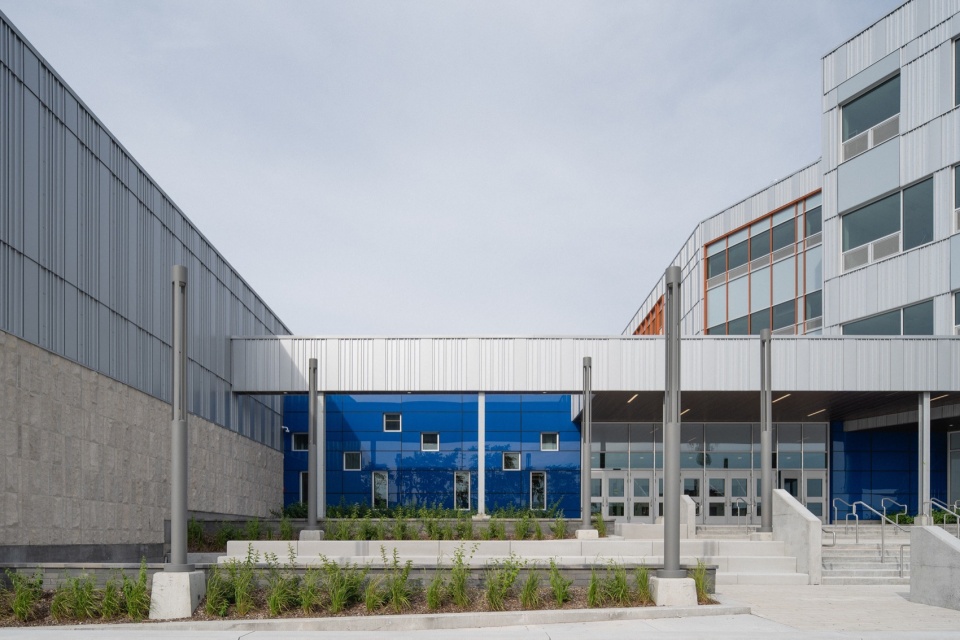 Two New High Schools by TLA UN NEUF