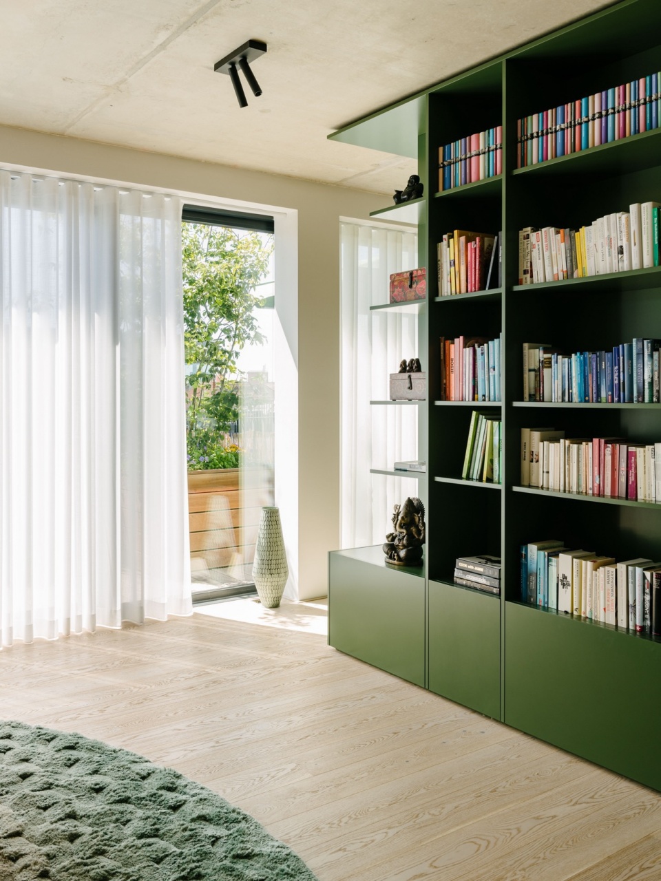 The Green Box by Ester Bruzkus Architekten