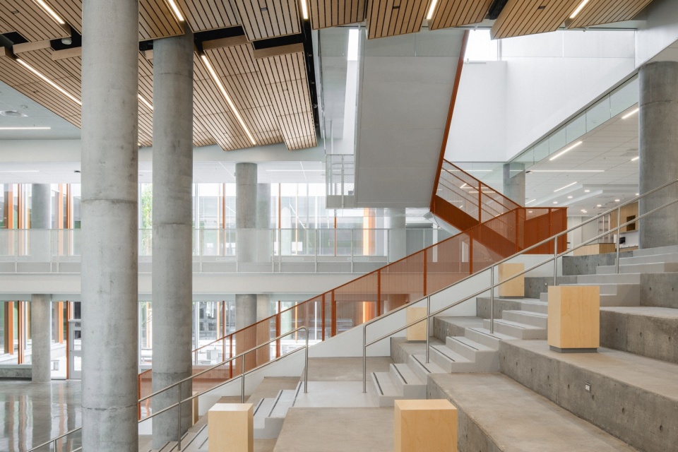 Two New High Schools by TLA UN NEUF