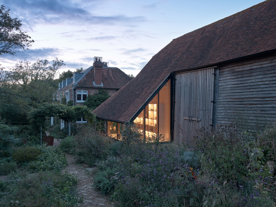 reworks 15th century barn by ashton porter architects