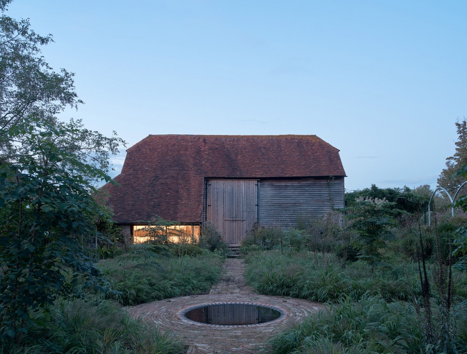 reworks 15th century barn by ashton porter architects